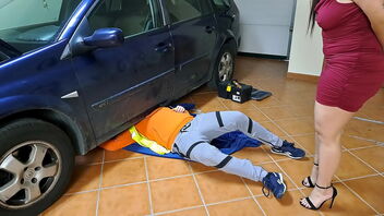 Hot wifey gets inward cumshot from the mechanic while riding him